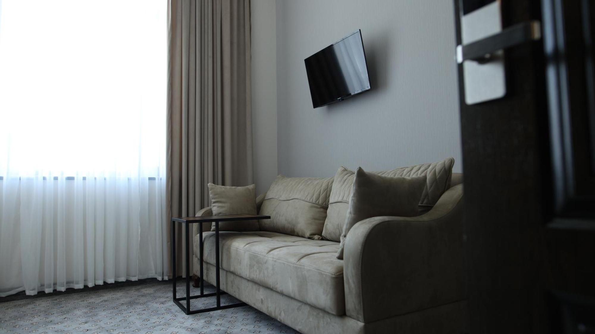 Bmg Hotel By Grigoryans Group Goris Exteriör bild
